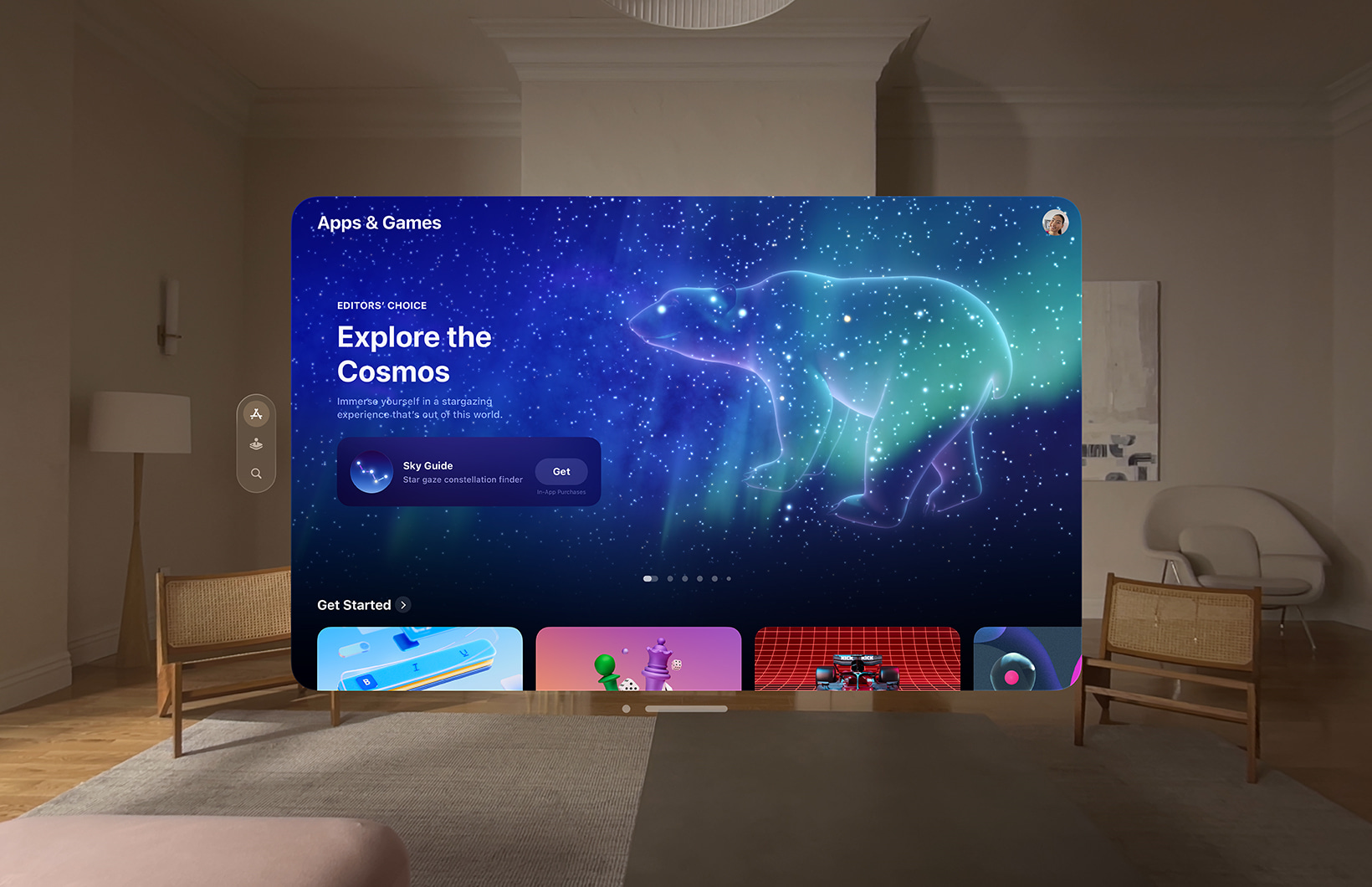 Apple Vision Pro 的 App Store 截屏出现在客厅中。截屏包含大熊座的大图像，标题为“探索宇宙”。