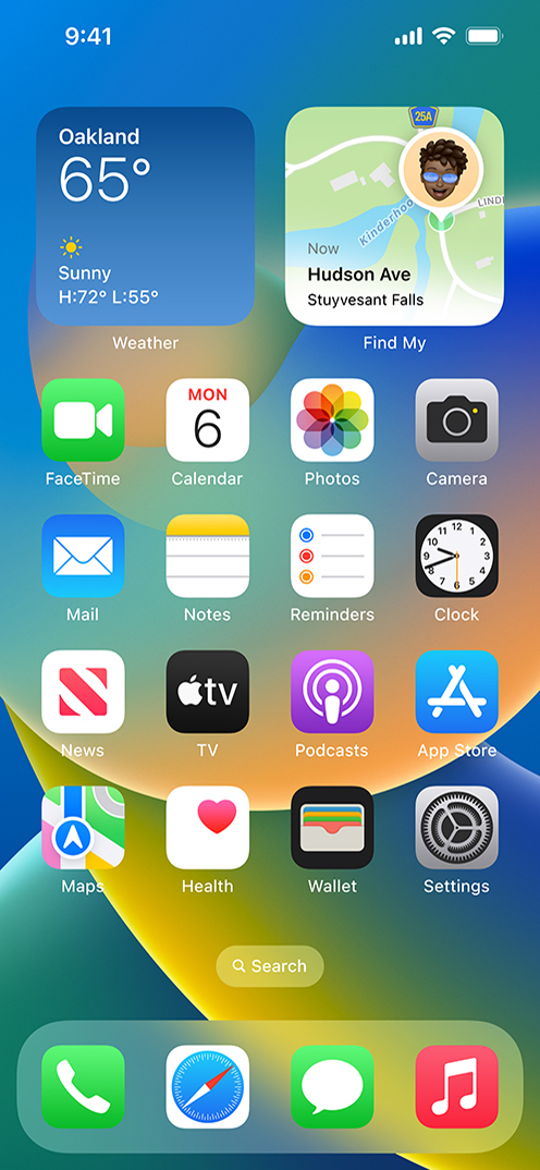 iPhone 上显示了带有小组件的主屏幕