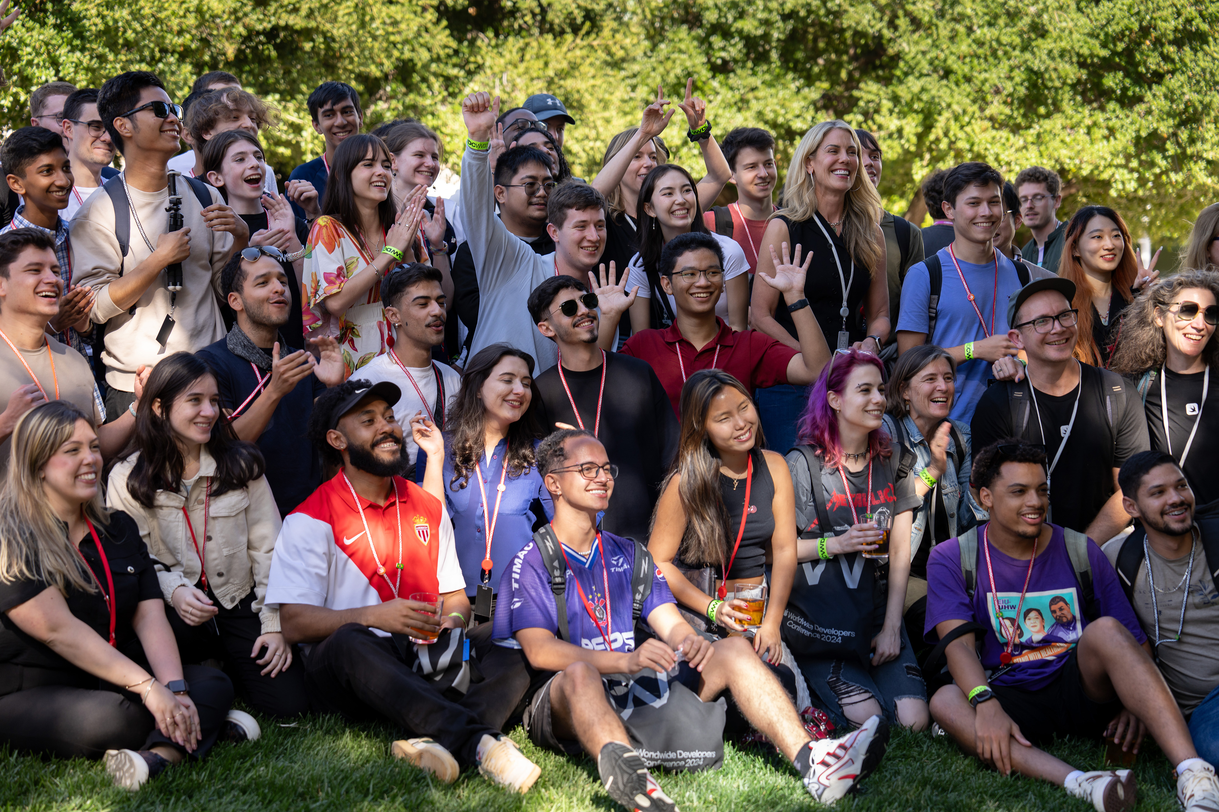 Los ganadores del Swift Student Challenge 2024 posan al aire libre en la WWDC.