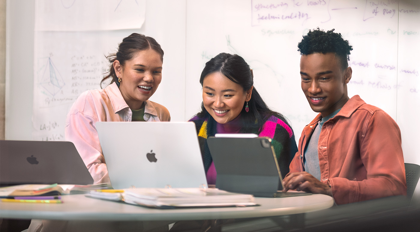 Un grupo del Club de Programación con Swift trabajando en un iPad y una Mac.