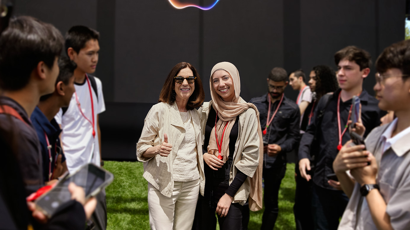 Vencedora do Swift Student Challenge posa com uma mentora no Apple Park durante a WWDC.